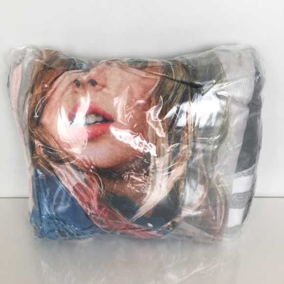 Taylor Swift Fleece Throw Blanket 40”x 50” NEW Soft Cozy Swifties Music Fan Gift - Picture 3 of 14
